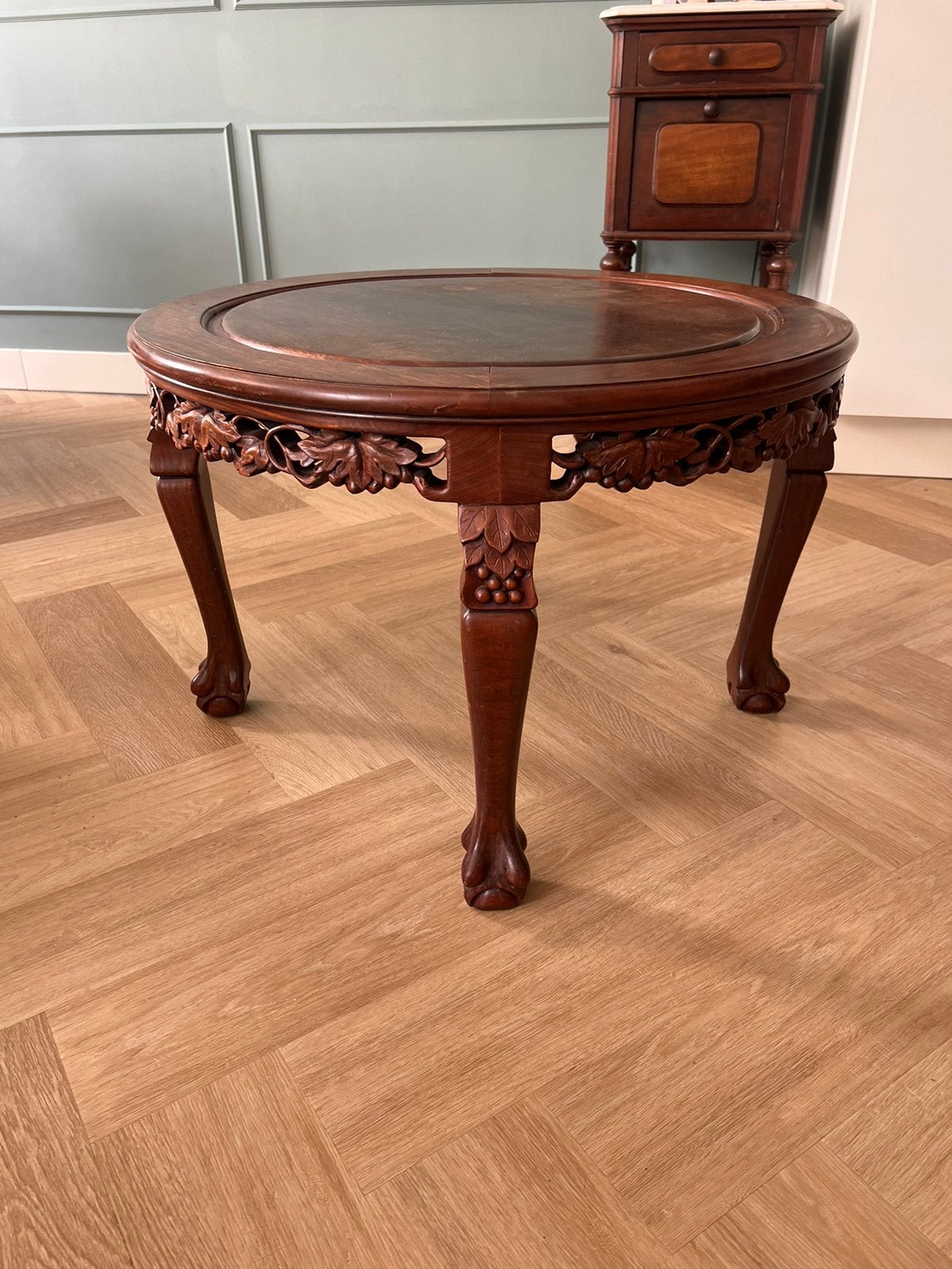Antieke Chinese bijzettafel met houtsnijwerk, Antiek en Kunst, Antiek | Woonaccessoires, Ophalen of Verzenden