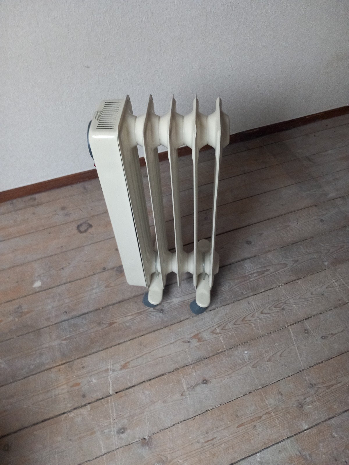 Olie gevulde radiator, Doe-het-zelf en Verbouw, Verwarming en Radiatoren, Ophalen, Zo goed als nieuw, Thermostaat, 30 tot 80 cm