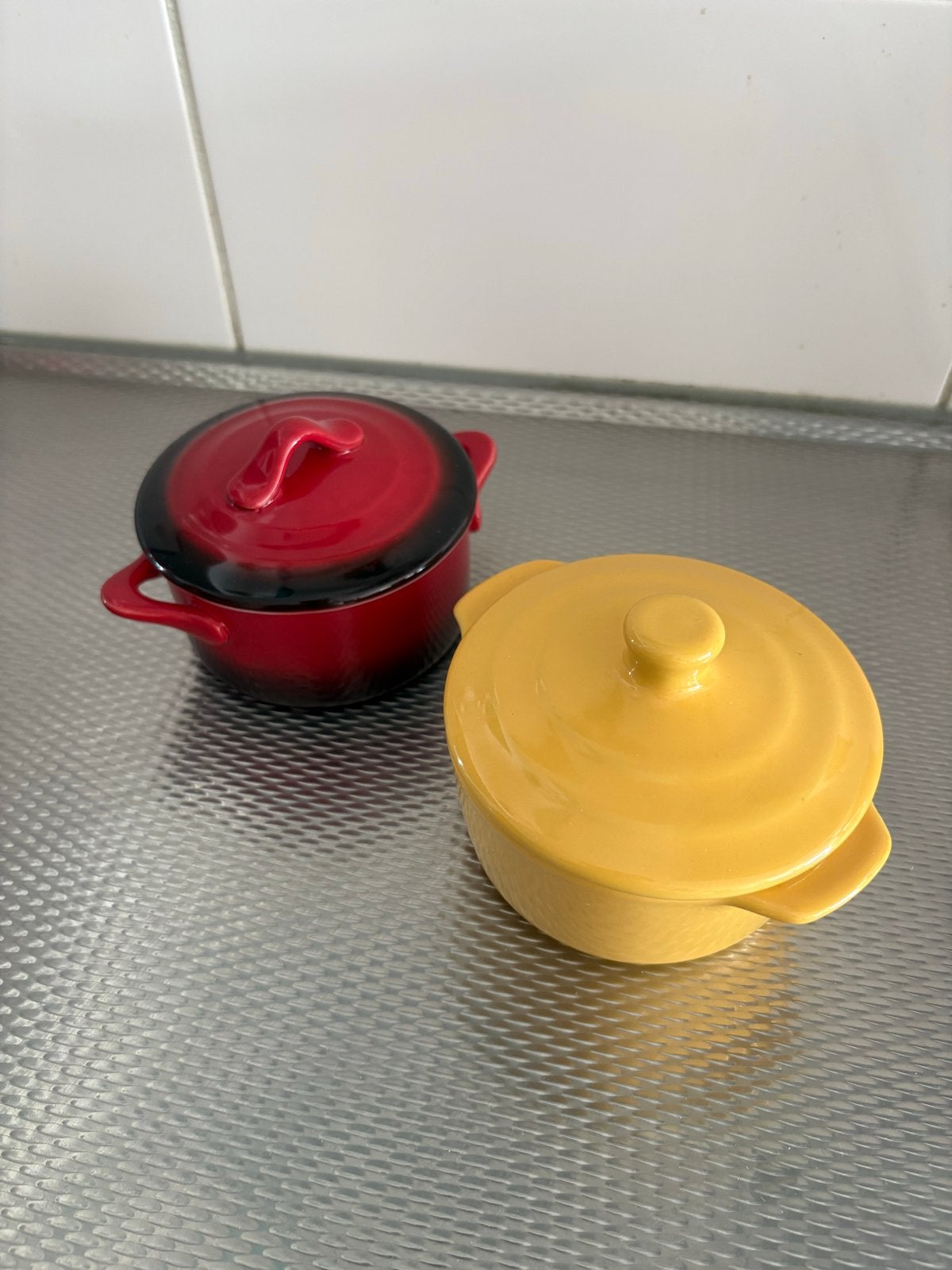Set van 2 mini-pannetjes met deksel - rood en geel, Overige typen, Ophalen of Verzenden, Zo goed als nieuw, Steen/keramiek