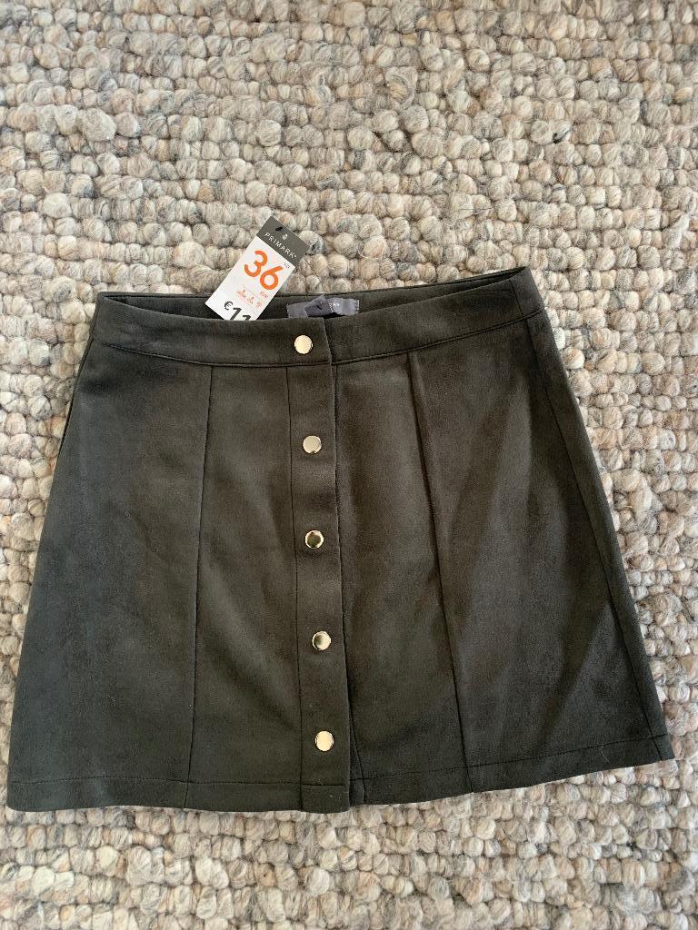 nog met kaartjes suede look rokje in maat 36, Kleding | Dames, Rokken, Ophalen of Verzenden, Nieuw, Maat 36 (S), Boven de knie