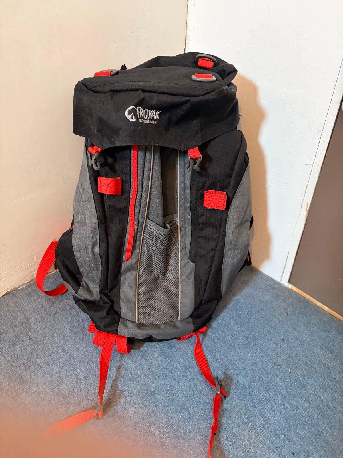 Froyak Trekking Rugzak - Zwart/Grijs met Rode Details, Gebruikt, 25 tot 40 cm, Trekking, Ophalen
