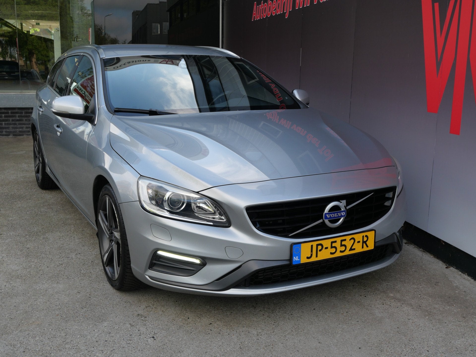 Volvo V60 2.0 T3 R-DESIGN | XENON | TREKHAAK | 18" | DEALER, Auto's, Dealer onderhouden, Gebruikt, 1969 cc, Origineel Nederlands
