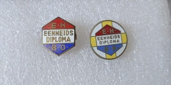 2 verschillende emaille EHBO Eenheidsdiploma brochespelden, Verzamelen, Ophalen of Verzenden, Gebruikt, Overige onderwerpen, Speldje of Pin