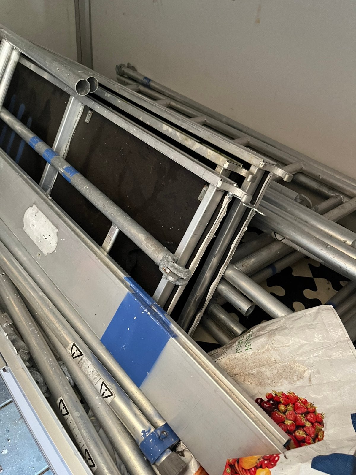 Te huur steiger, Ophalen, Zo goed als nieuw, Rolsteiger of Kamersteiger, 5 meter of hoger