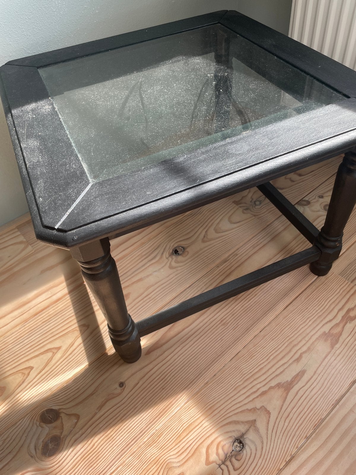 Zwart bijzettafeltje met geslepen glazen blad, Huis en Inrichting, 50 – 75, Minder dan 50 cm, Gebruikt, Vierkant