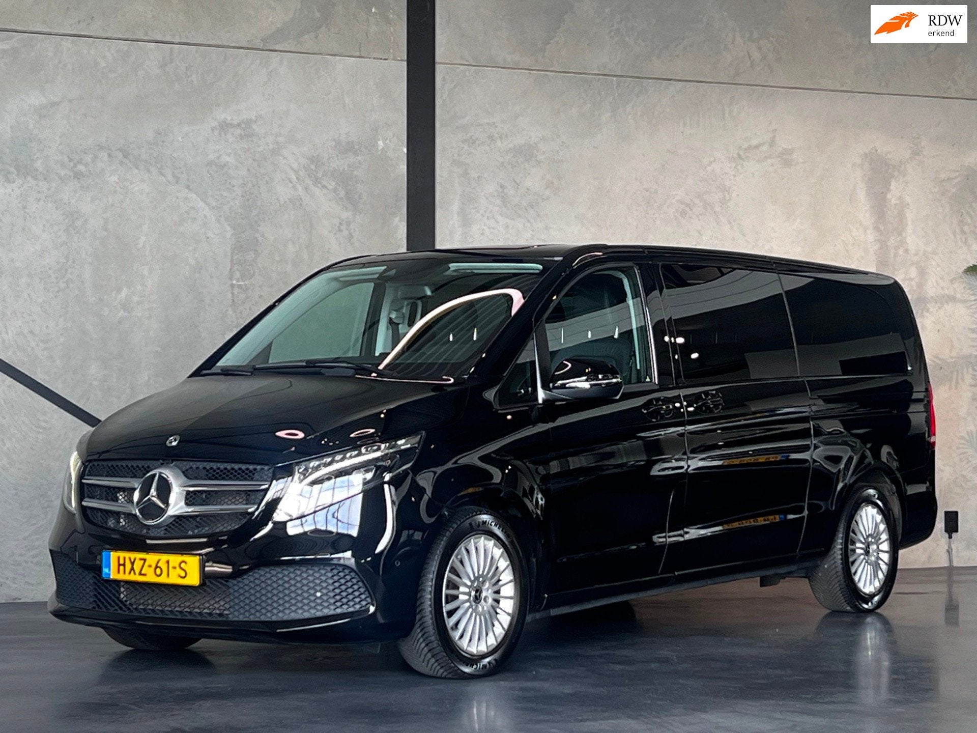 Mercedes-Benz V-KLASSE 300d ExtraLang, Burmester, CarPlay, 8, Auto's, Mercedes-Benz, Automaat, Gebruikt, 2000 kg, Zwart