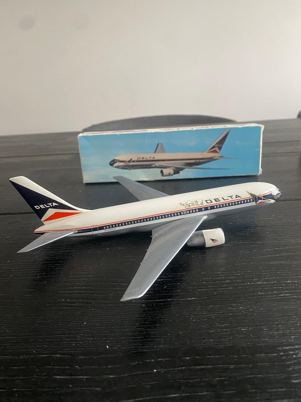 Delta Air Lines 767 schaalmodel - Vintage vliegtuig, Overige merken, Ophalen of Verzenden, Vliegtuig, Gebruikt