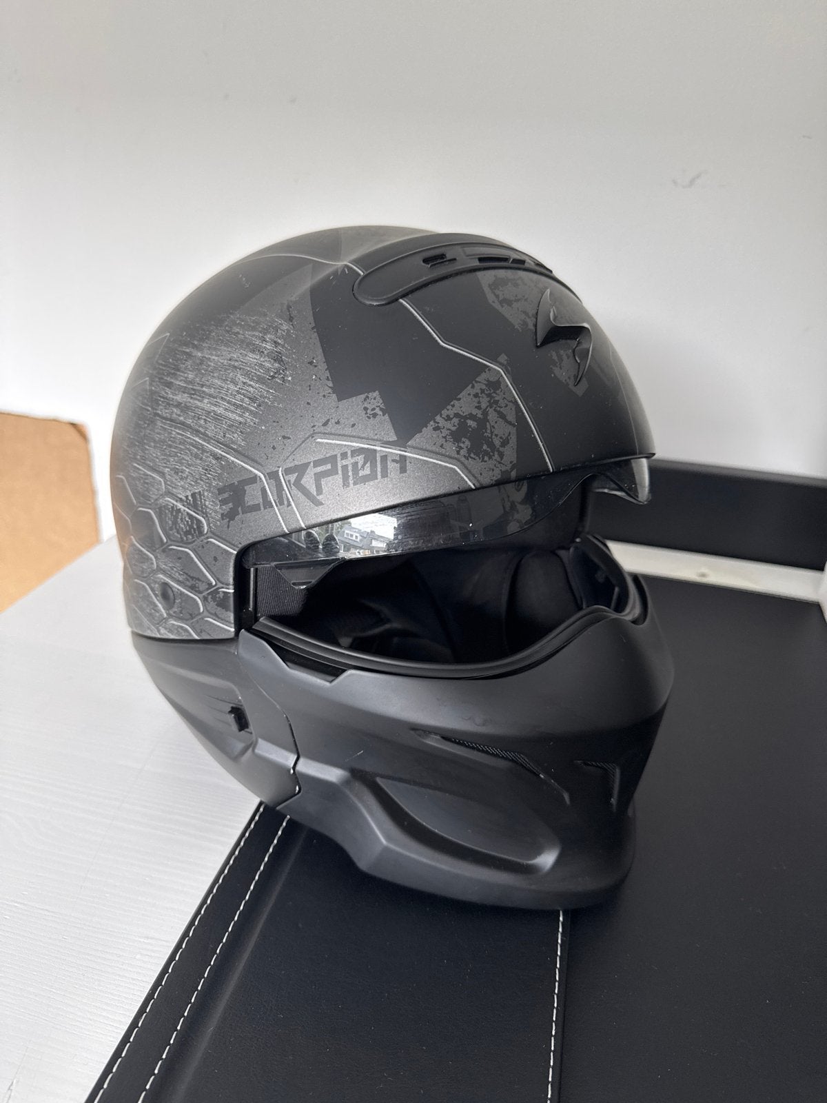 Scorpion EXO-Combat II motorhelm - Mat Zwart/Grijs, M, Heren, Jethelm, Tweedehands