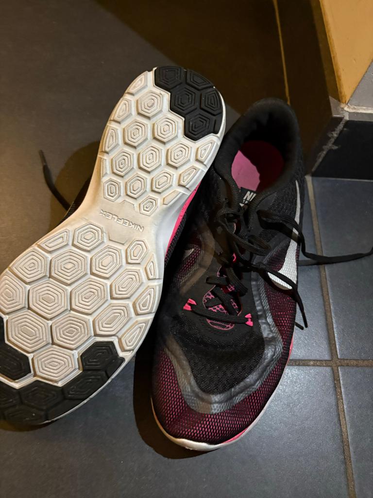 Nike Flex sportschoenen - Zwart/Roze, Kleding | Dames, Schoenen, Ophalen of Verzenden, Gedragen, Zwart, Sportschoenen