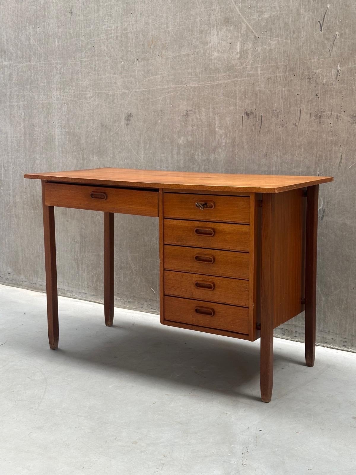 Vintage Compact Teakhouten bureau uit Denemarken, jaren '60, Huis en Inrichting, Bureaus, Ophalen, Overige typen, Gebruikt, 110 cm