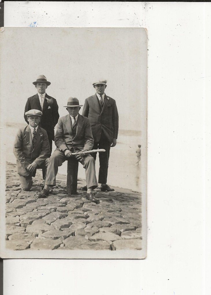 Kwintsheul Vier vrienden op de strekdam oa Vis met namen, Ophalen of Verzenden, 1920 tot 1940, Ongelopen, Zuid-Holland