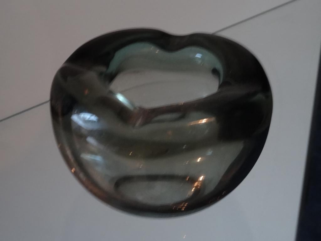 stevige sterke asbak van glas, gesigneerd CL, Verzenden