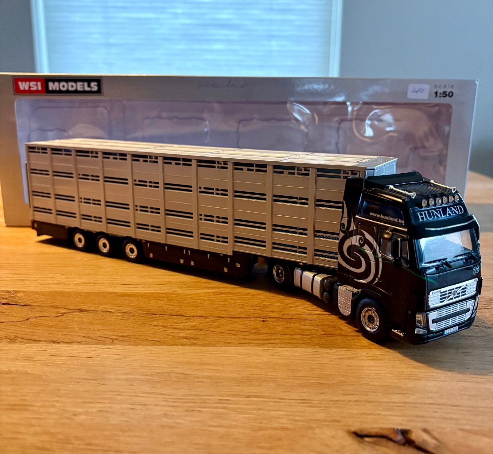 WSI 1:50 Volvo FH met 3-assige veeoplegger Hunland, Hobby en Vrije tijd, Modelauto's | 1:50, Ophalen of Verzenden, Zo goed als nieuw