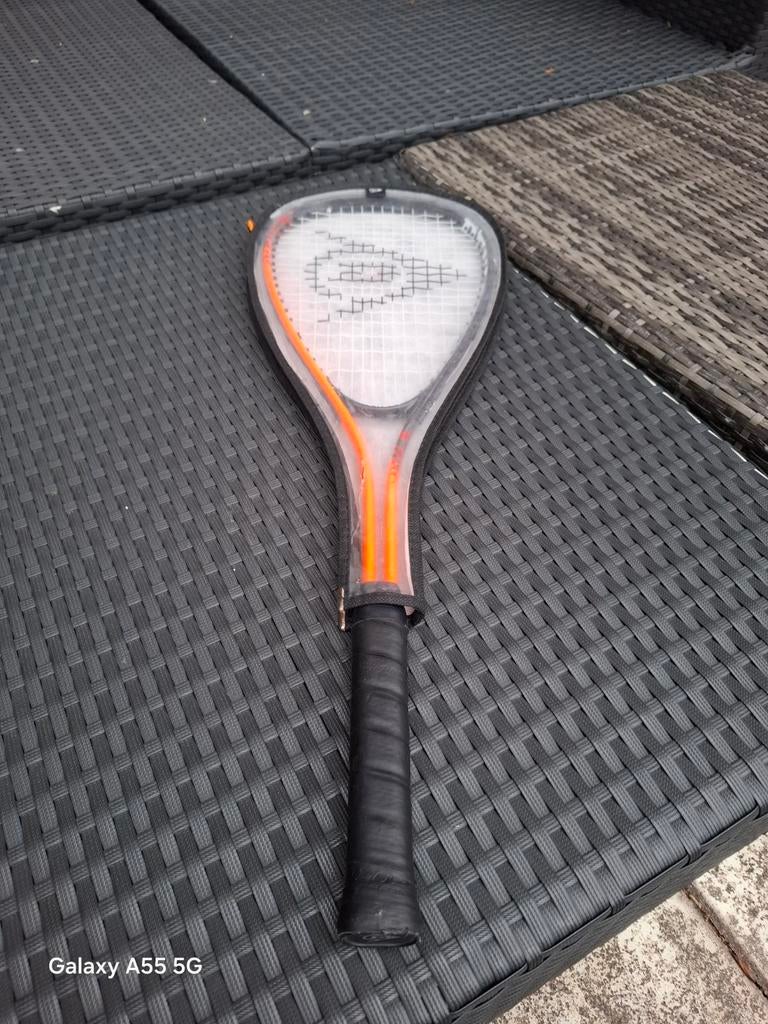 Dunlop Squash Racket met Hoes - Zo goed als nieuw, Sport en Fitness, Squash, Dunlop Sports, Ophalen of Verzenden, Zo goed als nieuw