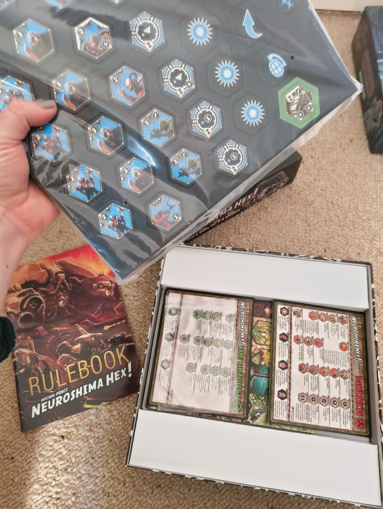 Neuroshima Hex Engels bordspel compleet als nieuw, Hobby en Vrije tijd, Gezelschapsspellen | Bordspellen, Een of twee spelers