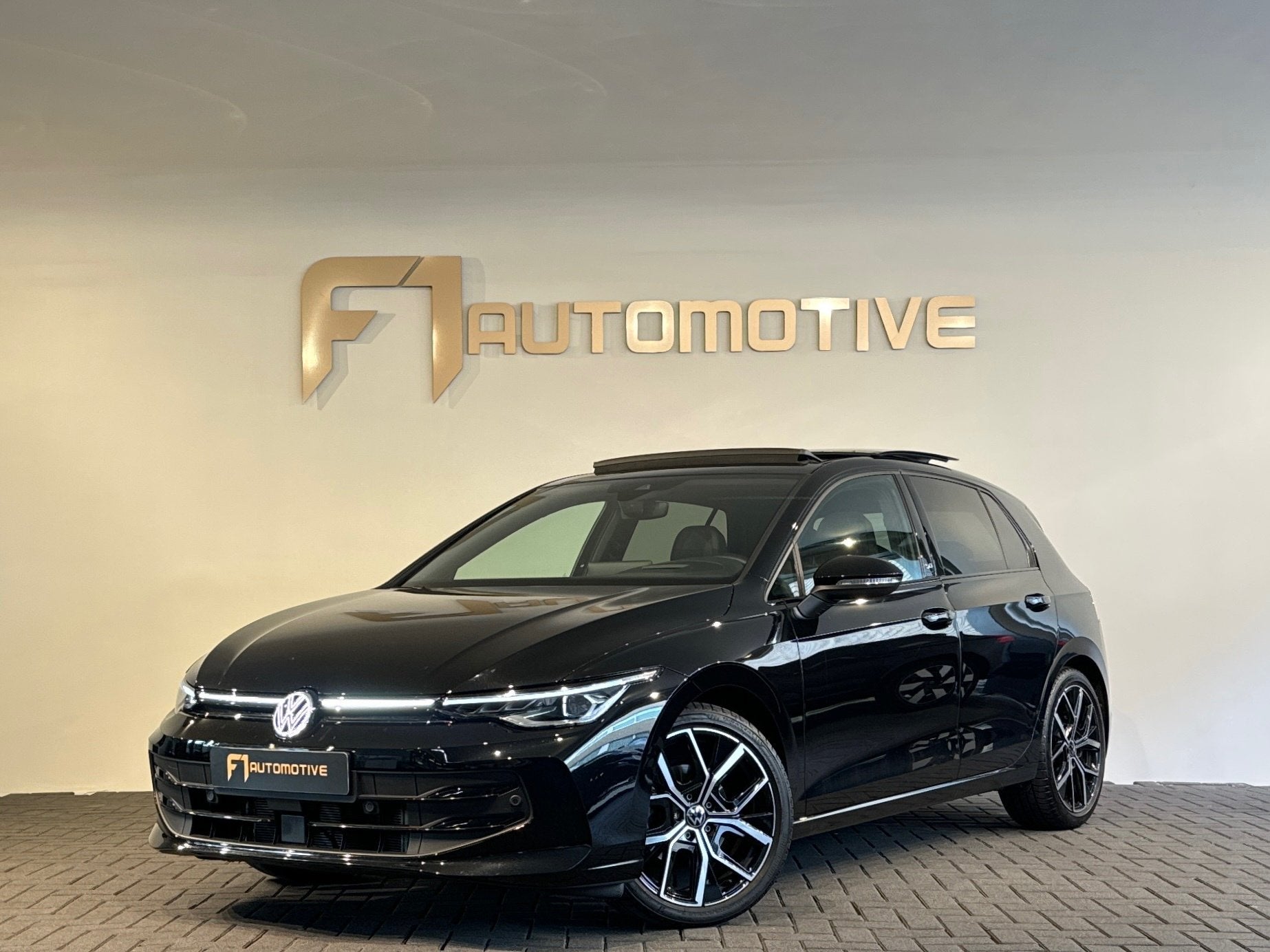 Volkswagen GOLF 1.5 eTSI R-Line Edition Pano|Sfeer|IQ|HuD, Auto's, Volkswagen, 4 cilinders, 150 pk, Zwart, Bedrijf