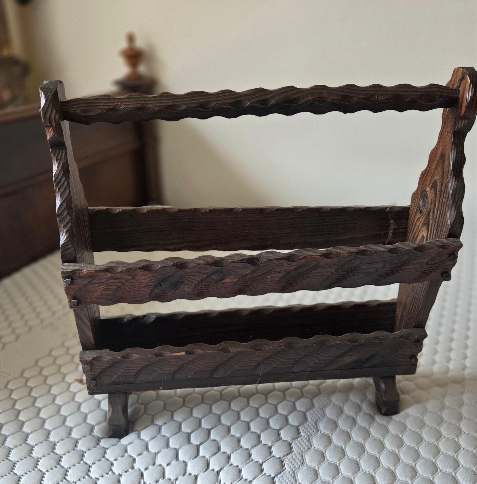 Vintage houten krantenbak met gesneden details, Gebruikt, Hout, Krantenbak, Geschikt voor vinyl