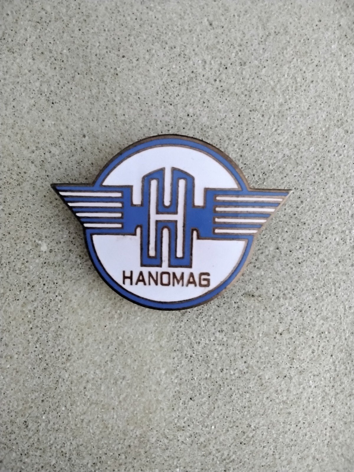 Emaille Hanomag broche, Ophalen of Verzenden, Transport
