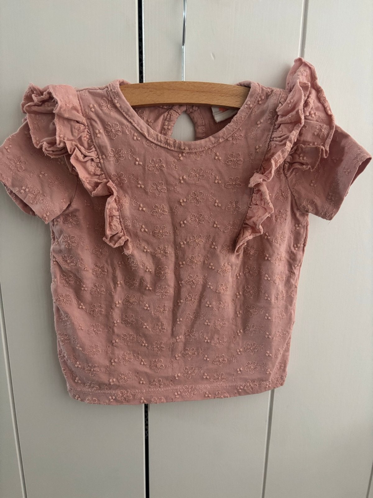 Roze top met bloemenborduursel en ruches maat 86 / 92, Kinderen en Baby's, Babykleding | Maat 86, Ophalen of Verzenden, Zo goed als nieuw