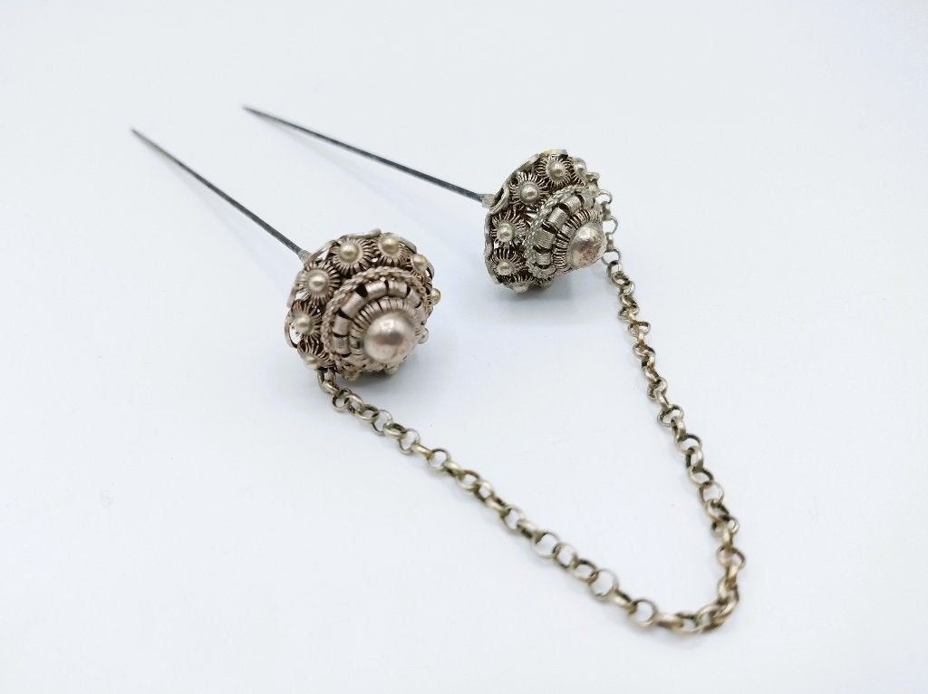 Zilveren mutsenspelden aan ketting, Zeeuwse knop, Antiek en Kunst, Verzenden, Zilver