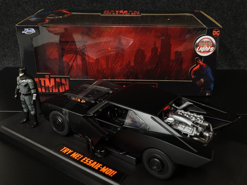 Jada 1:18 2022 Batmobile met Batman figuur en verlichting, Hobby en Vrije tijd, Modelauto's | 1:18, Overige merken, Jada, Auto