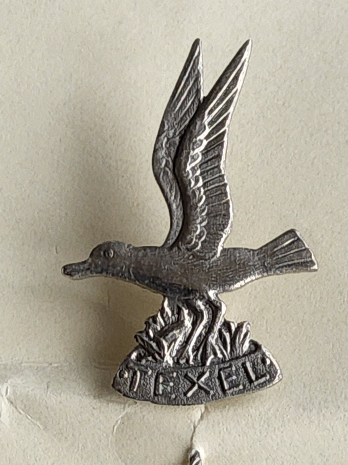 Vintage Speldje Texel met Vliegende Meeuw, Verzamelen, Ophalen of Verzenden, Gebruikt, Overige onderwerpen, Speldje of Pin
