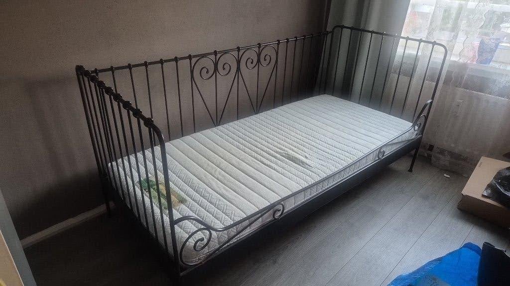 IKEA metalen bedbank  – zwart – netjes, Ophalen, Gebruikt, 90 cm, Eenpersoons