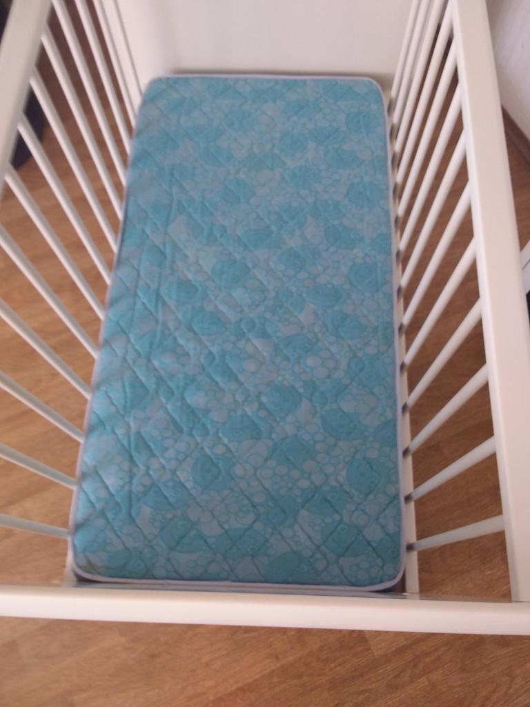 Wit babybed met bodem en matras - stevig MFD hout, Ophalen
