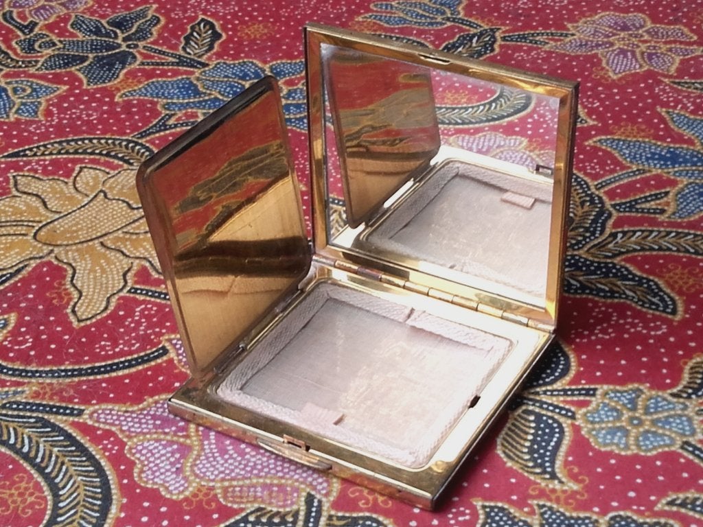 Mooie complete oude compact of poederdoos uit Engeland.