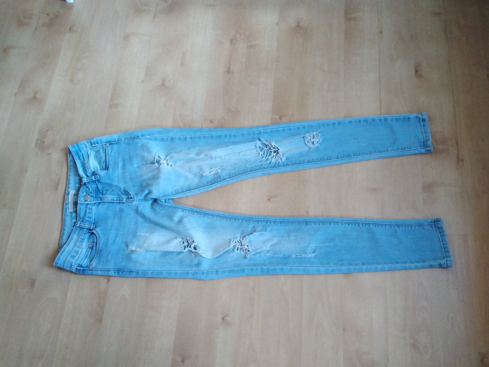 lichtblauwe jeans met gaten, Kleding | Dames, Ophalen of Verzenden, Zo goed als nieuw, Blauw, W27 (confectie 34) of kleiner