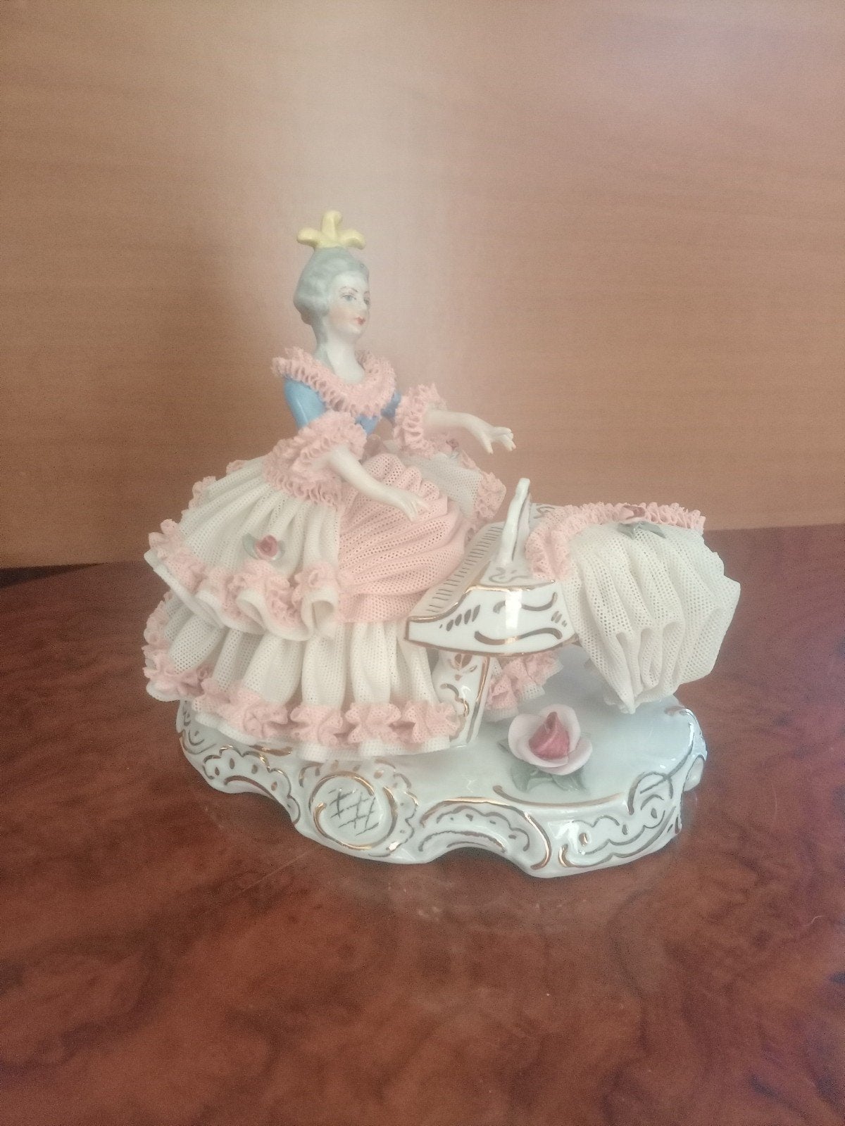 Vintage Porseleinen Beeldje Dame aan Piano, Ophalen of Verzenden