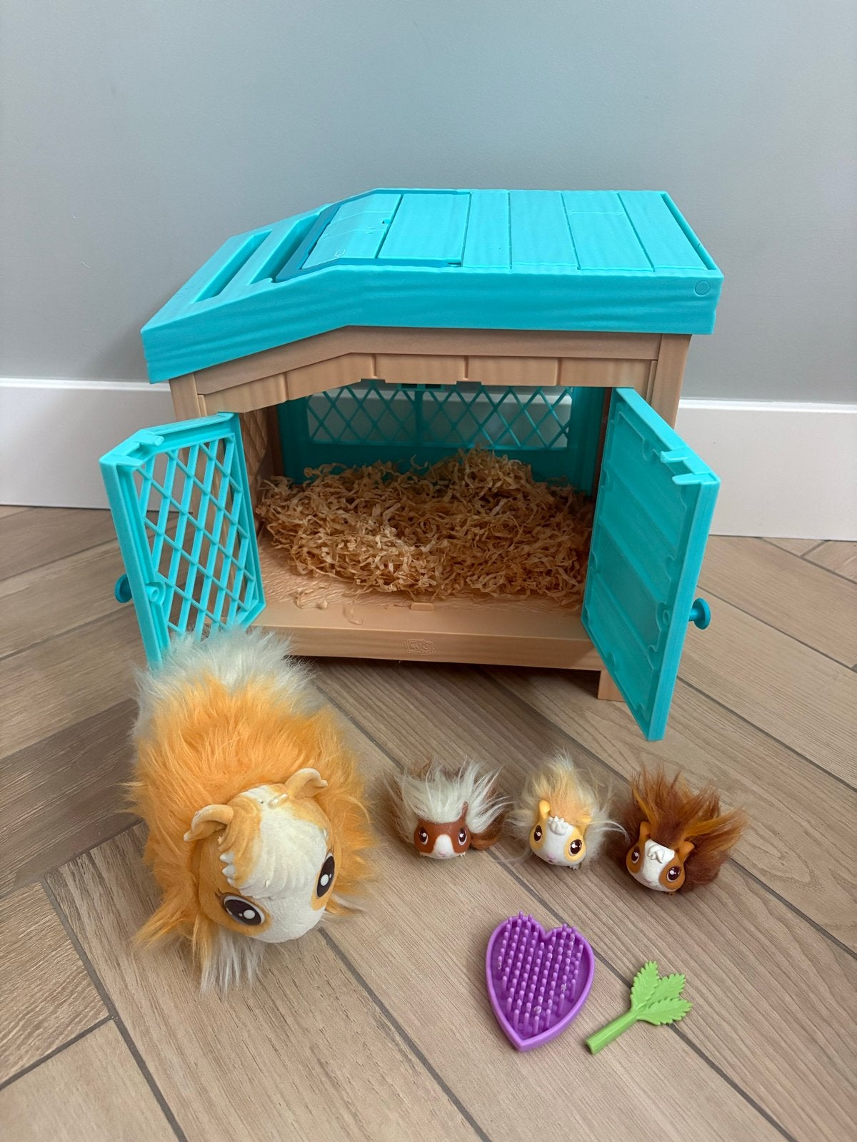 Little Live Pets Mama Surprise Cavia met baby's, Ophalen of Verzenden, Zo goed als nieuw, Jongen of Meisje