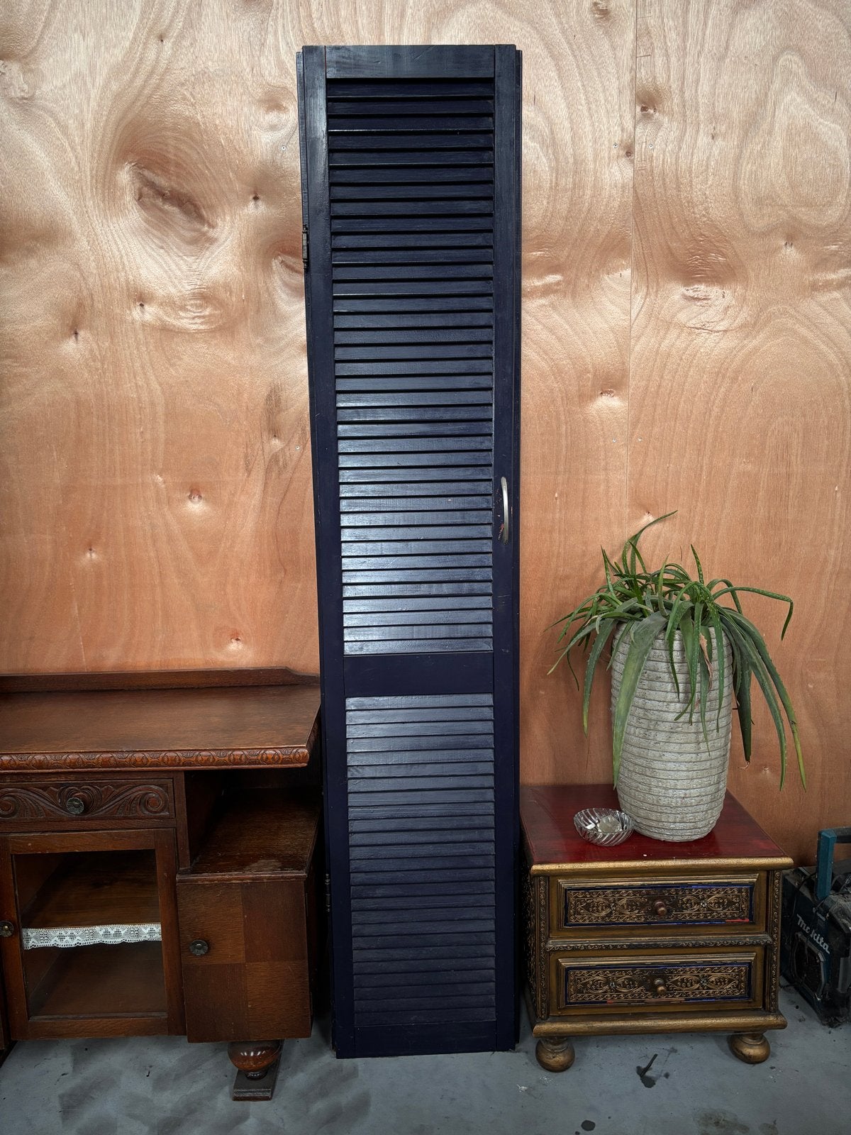 Hoge smalle kast met louvredeur en planken, Ophalen, Minder dan 50 cm, Gebruikt, 200 cm of meer