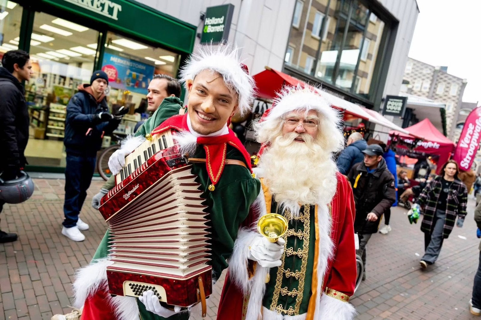 Huur de kerstman & zijn elf, Ophalen