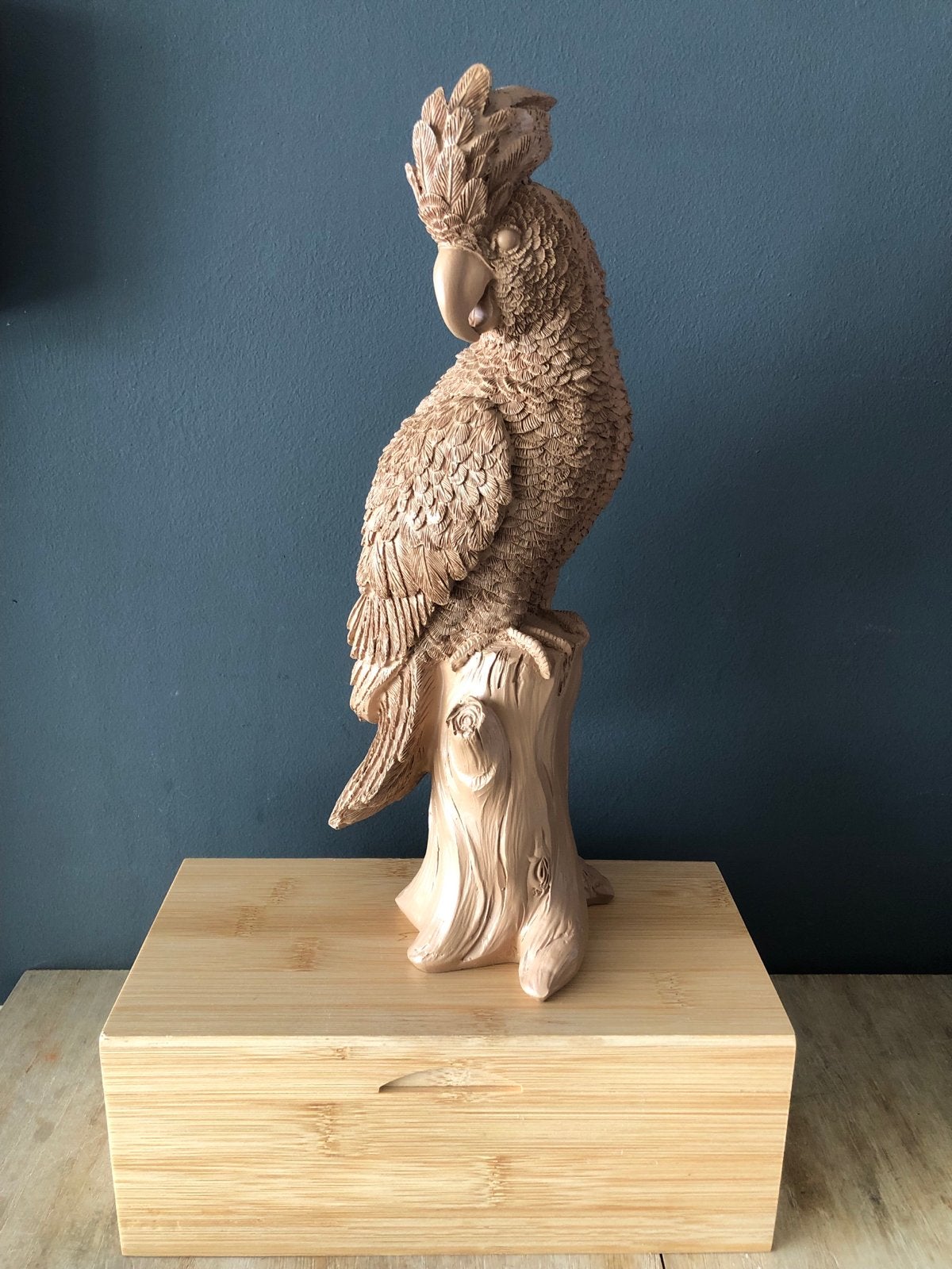 Prachtige polystone (kunststof) papegaai sculptuur, Antiek en Kunst, Kunststof, Ophalen of Verzenden, 20 - 50 cm, Op sokkel