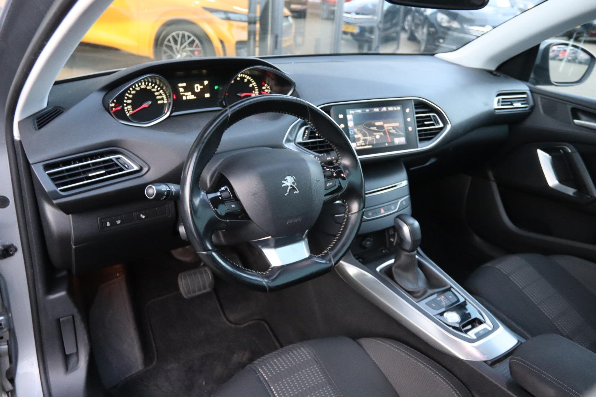 PEUGEOT 308 SW 1.2 PT BLUE LEASE PREMIUM AUT. | PANO | CAMER, Stof, Gebruikt, Euro 6, 1199 cc