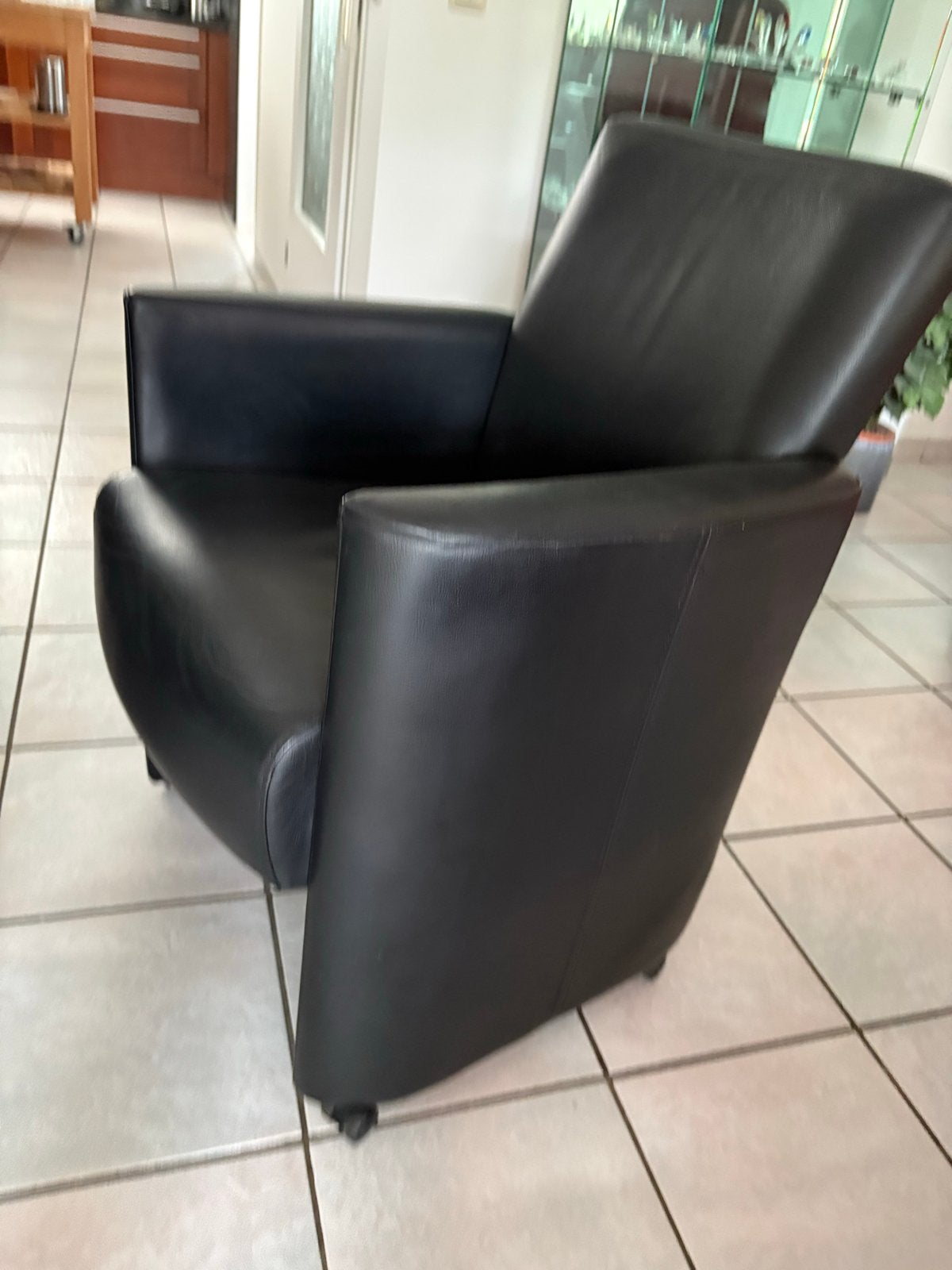 Zwarte Leren Fauteuil op Wieltjes - Comfortabel en Stijlvol, Ophalen, Gebruikt, Leer, 75 tot 100 cm