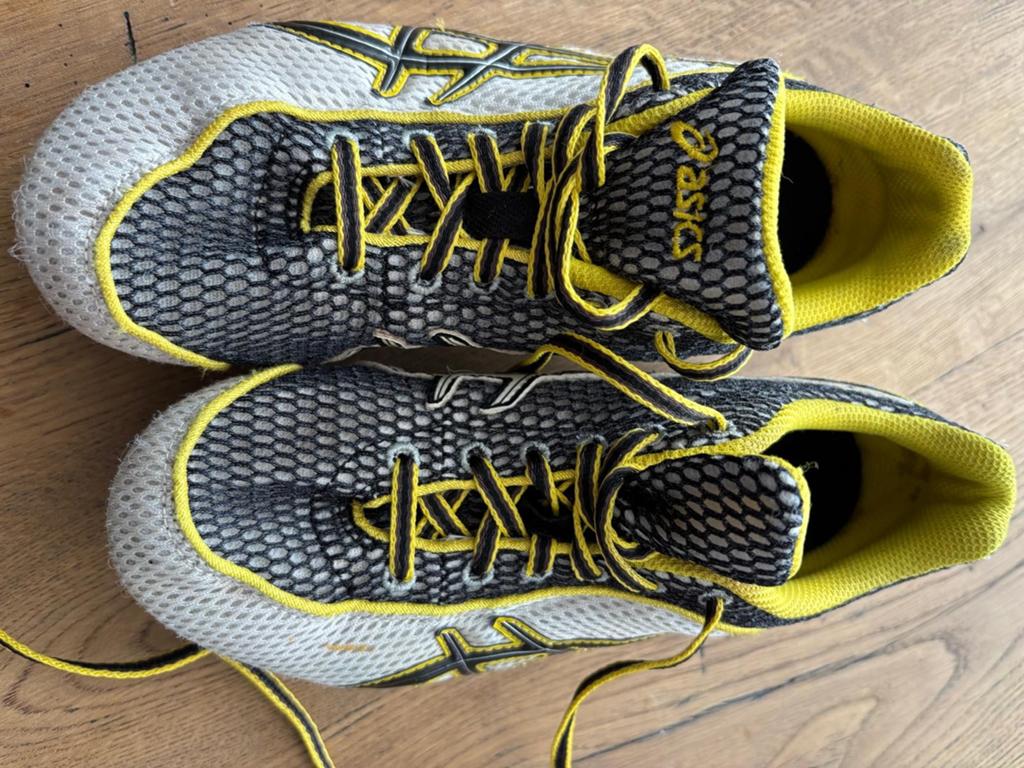 ASICS Spikes - Maat 38 - Wit/Zwart/Geel, Sport en Fitness, Loopsport en Atletiek, Gebruikt, Ophalen of Verzenden, Spikes, Hardlopen