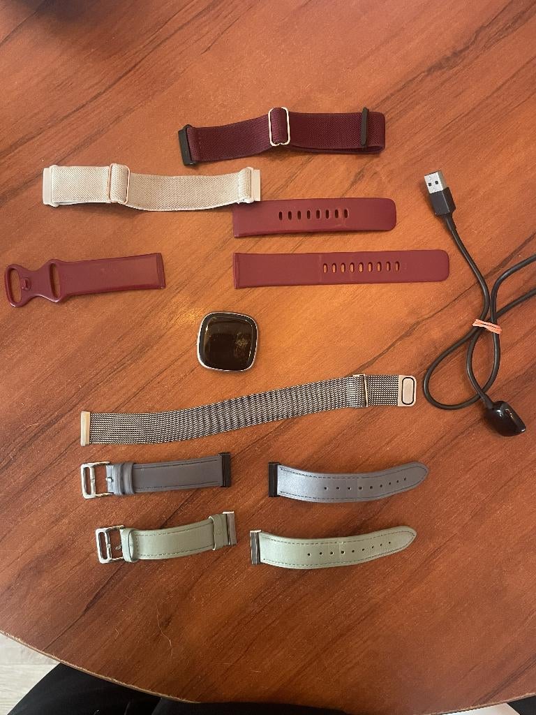 FitBit Versa 4 Rose Gold, FitBit, Ophalen of Verzenden, Zo goed als nieuw, Waterdicht