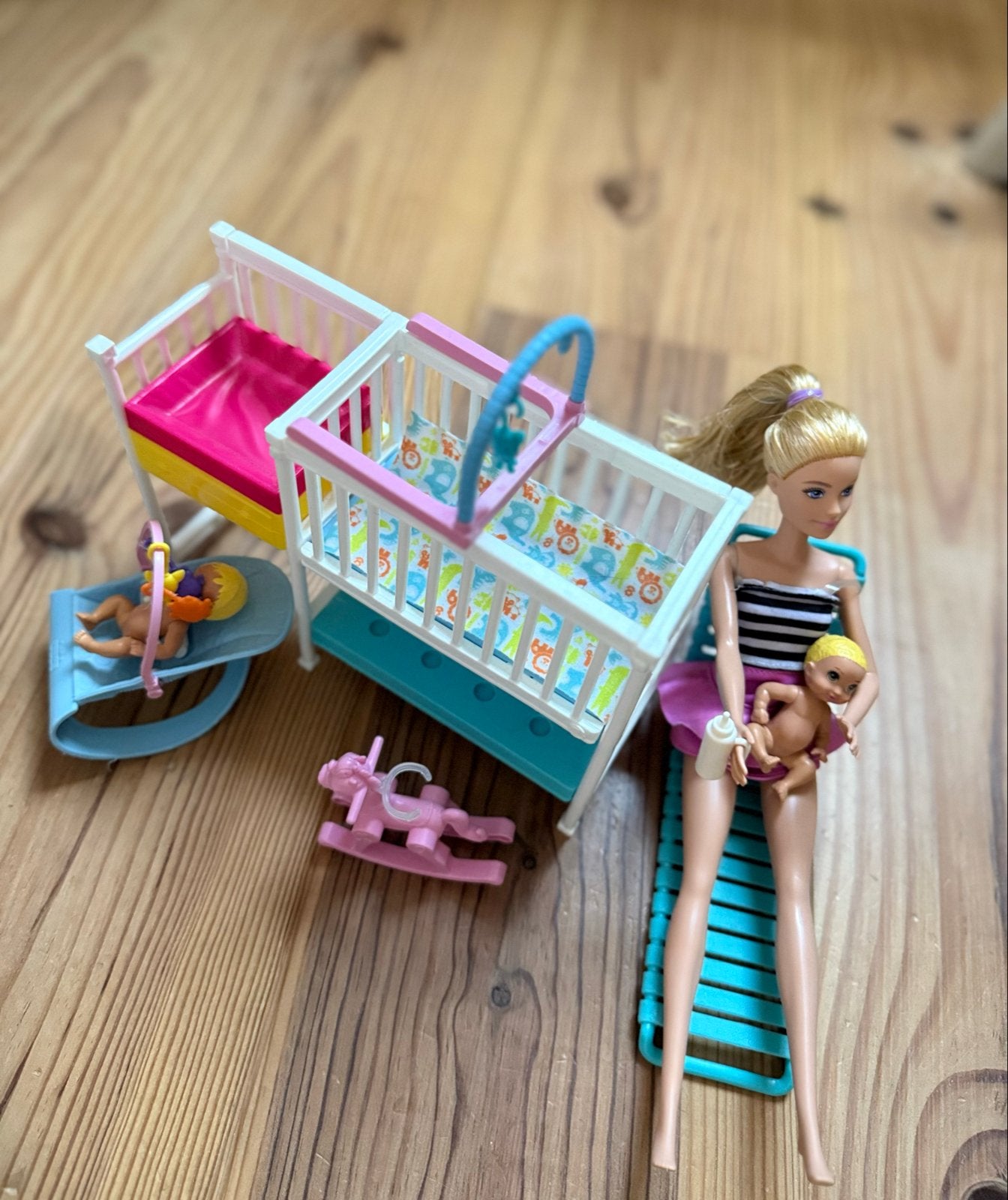 Barbie met baby, wiegjes en accessoires, Ophalen of Verzenden, Gebruikt, Barbie