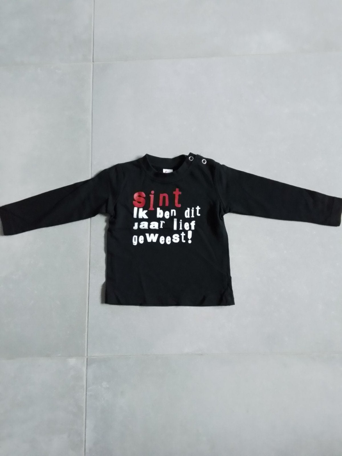 zwart shirtje Sinterklaas mt 68, Diversen, Ophalen of Verzenden, Zo goed als nieuw