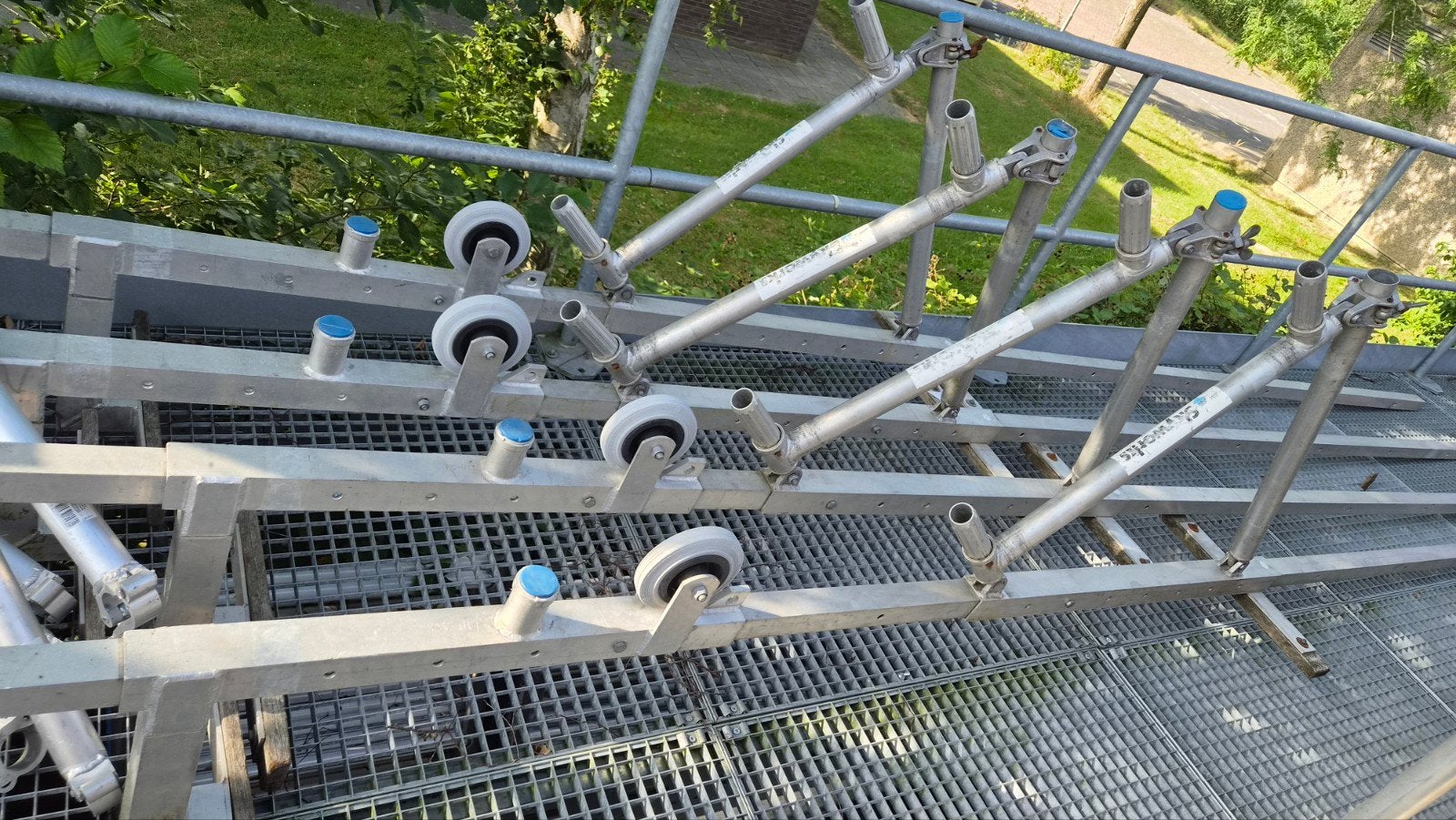 Te koop dubbele schoorsteen steiger skyworks - Euroscaffold, Doe-het-zelf en Verbouw, Steigers, Ophalen, Skyworks, Rolsteiger of Kamersteiger