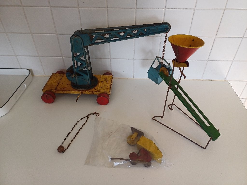 Antiek blikken speelgoed hijskraan met zand silo, Ophalen of Verzenden