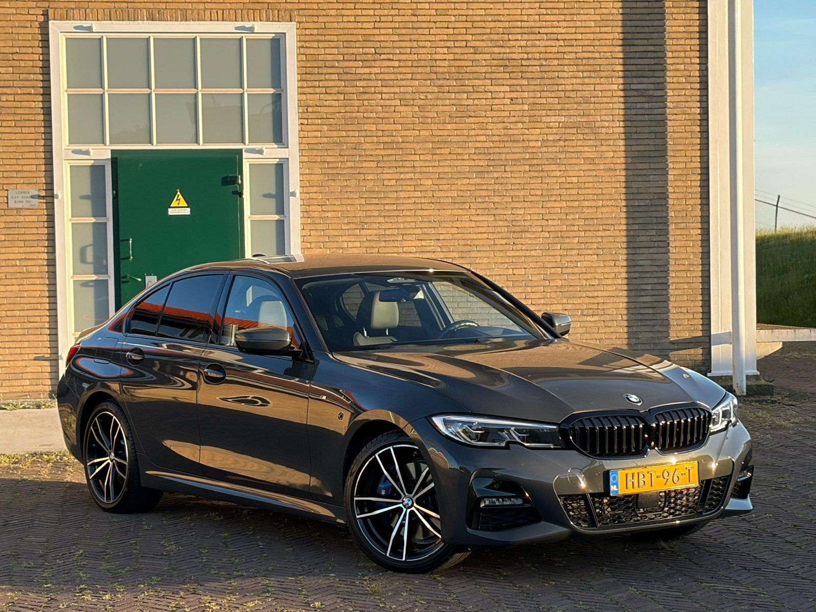 BMW 330e M Sport Dravitgrau Laser 360 BMW dealer onderhouden, Auto's, Automaat, Achterwielaandrijving, Zwart, Dealer onderhouden