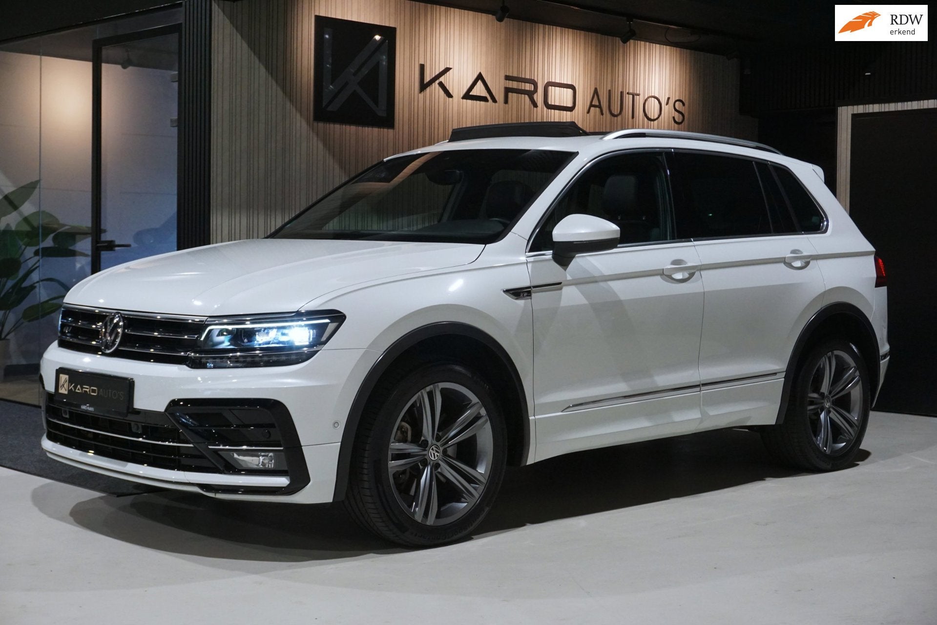 Volkswagen Tiguan 2.0 TSI 4M R-line 220PK Pano Carplay Camer, Auto's, Dealer onderhouden, Gebruikt, Zwart, 4 cilinders
