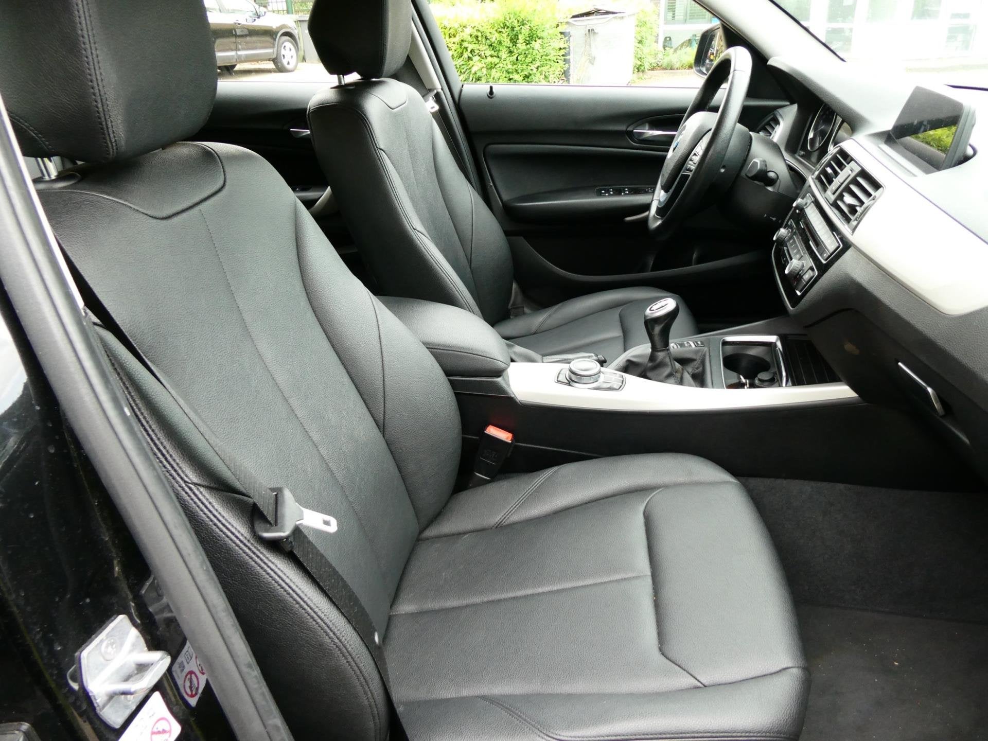 BMW 1-serie 116i Executive 5-deurs Clima Leder Navi LED PDC, 1-Serie, Achterwielaandrijving, Zwart, Leder