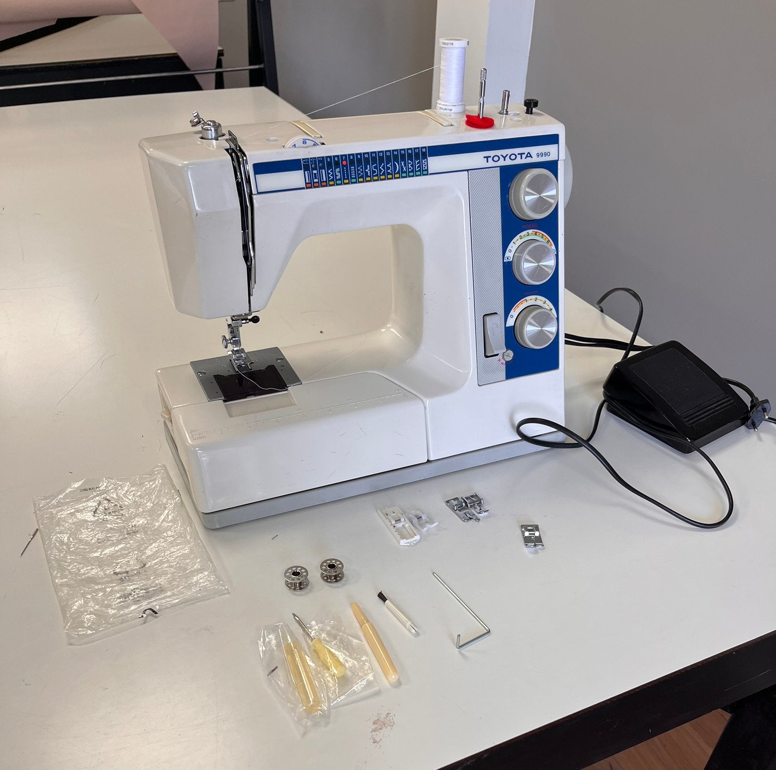 Goede naaimachine Toyota 9990, Ophalen, Zo goed als nieuw, Naaimachine, Overige merken