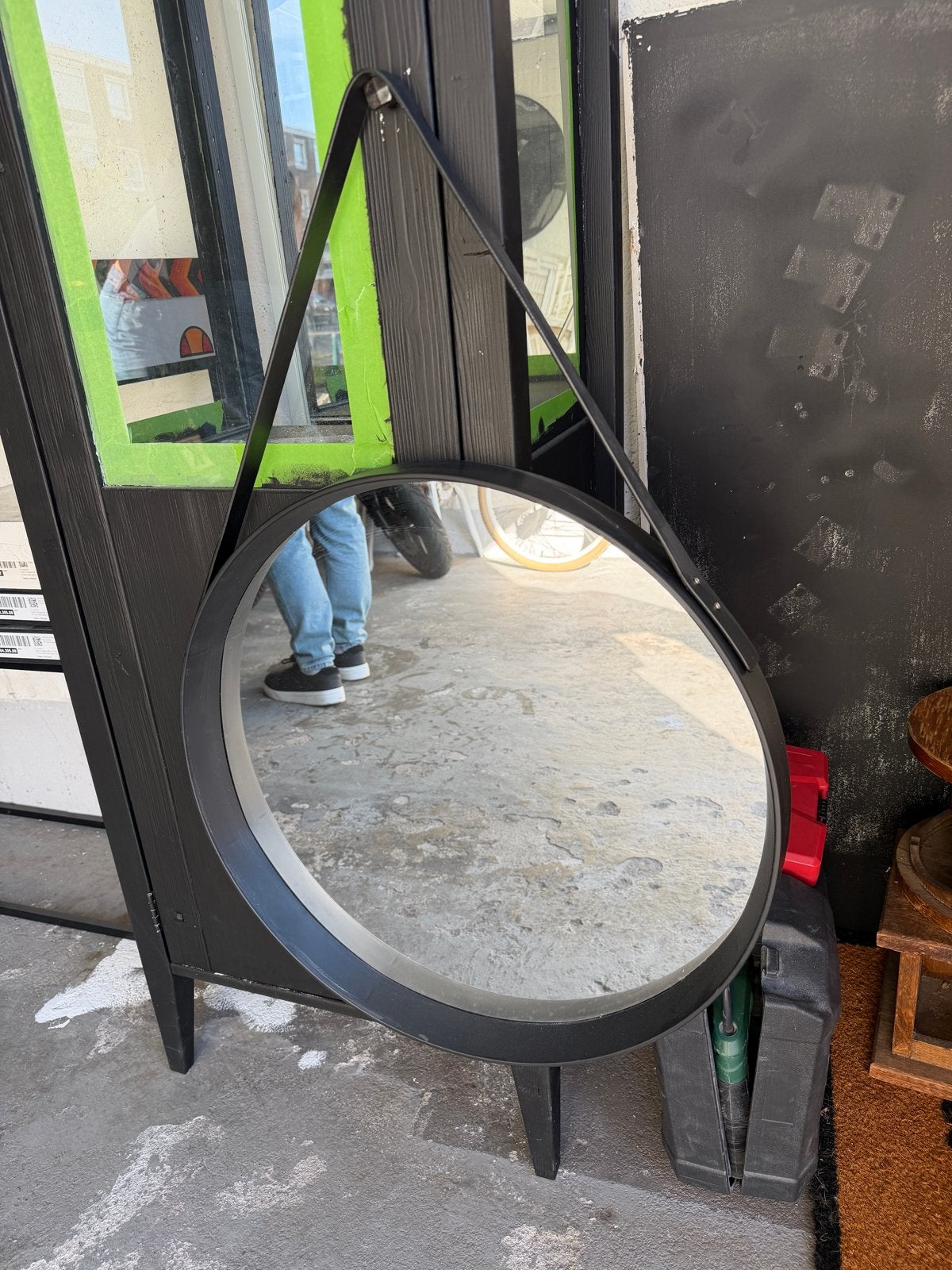 Ronde spiegel met leren band - Modern design, Huis en Inrichting, Minder dan 50 cm, Rond, Ophalen of Verzenden, Zo goed als nieuw
