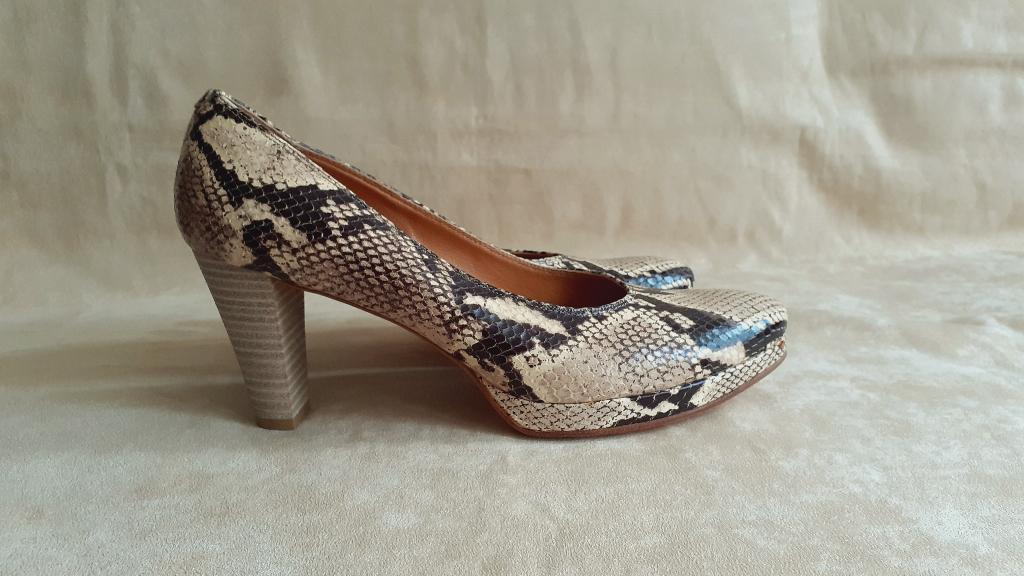 Voltan. 100% leren Italiaanse pumps. Beige. Mt. 39., Pumps, Beige, Voltan, Ophalen of Verzenden