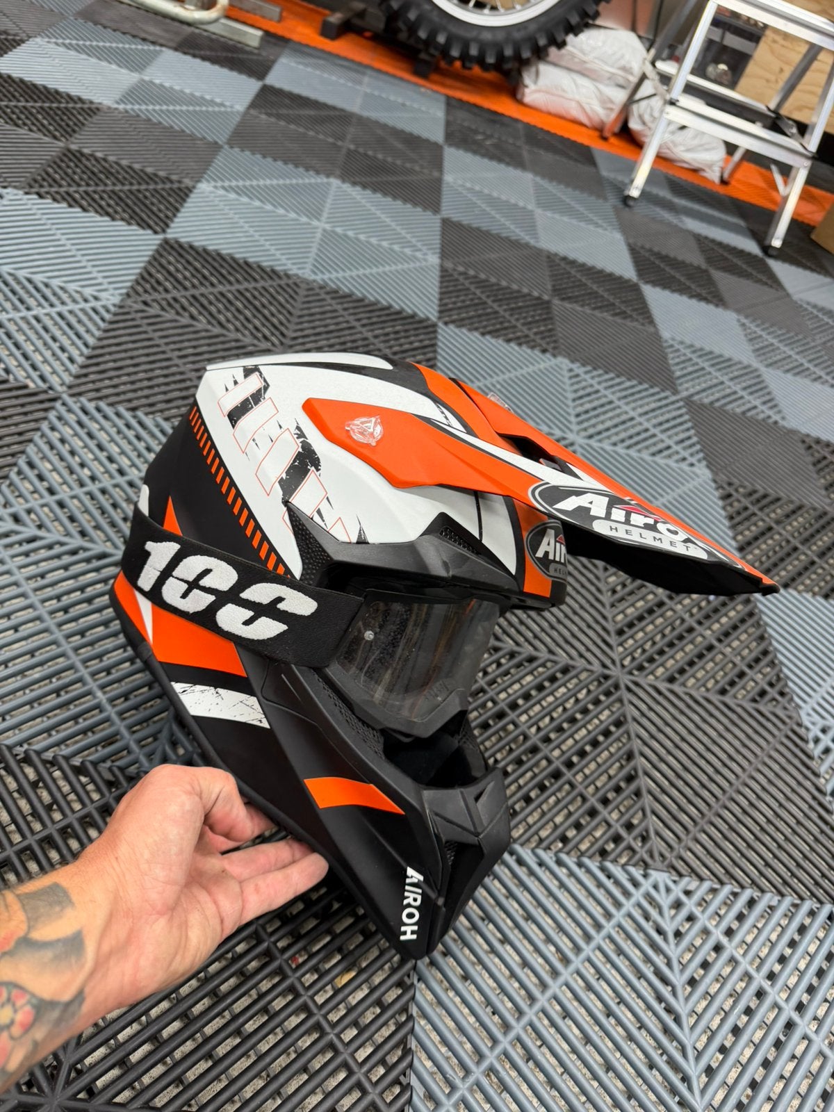 Crosshelm nieuwstaat AIROH MAAT M KTM look oranje zwart wit, Ophalen, Offroadhelm, Overige merken